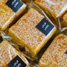 Load image into Gallery viewer, Saffron Qirs Aqaili in a Luxury Acrylic Tray