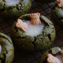 Load image into Gallery viewer, Matcha &amp; White Chocolate Spa Bear Cookies
